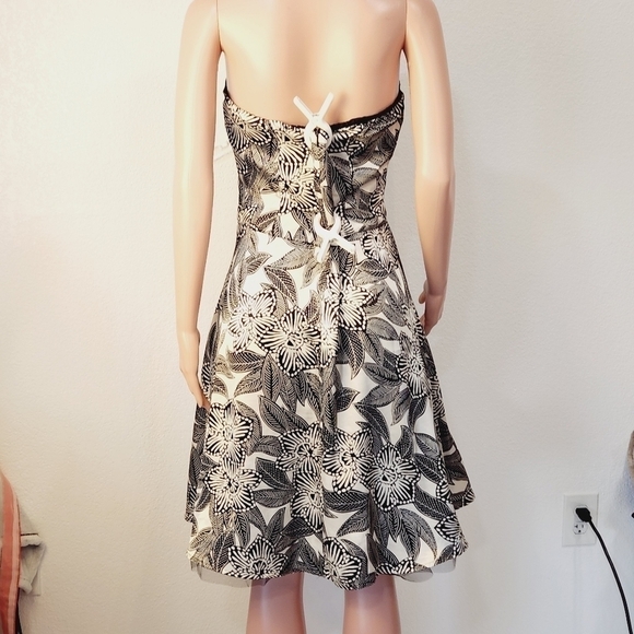 Enfocus blk & wht florals satin sleeveless fit & flare ruched chest size: 14 - Picture 9 of 12
